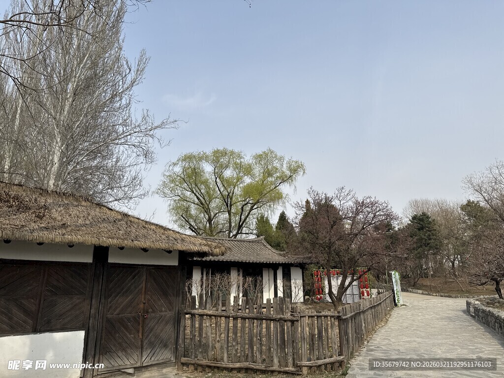 乡村小道旁的古朴民居