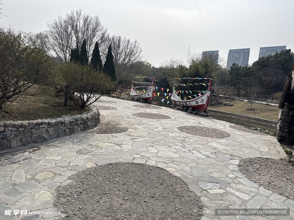 城市公园中的石板蜿蜒小径