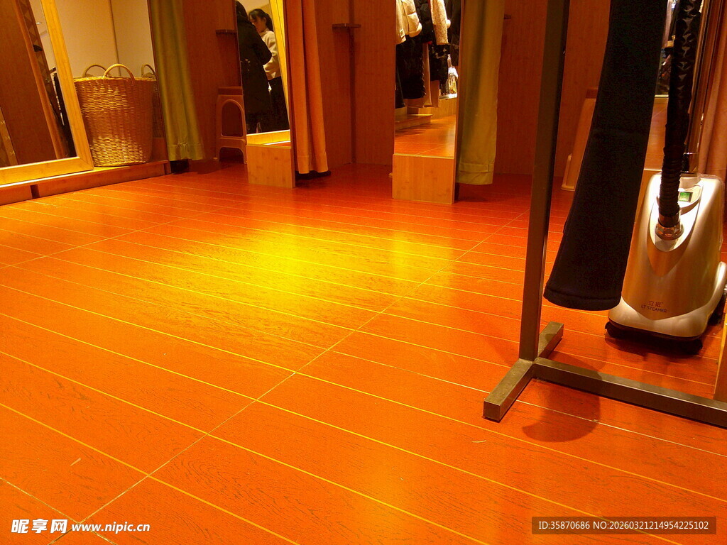 室内橙黄色木地板场景