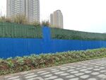 城市施工围挡旁绿植景观