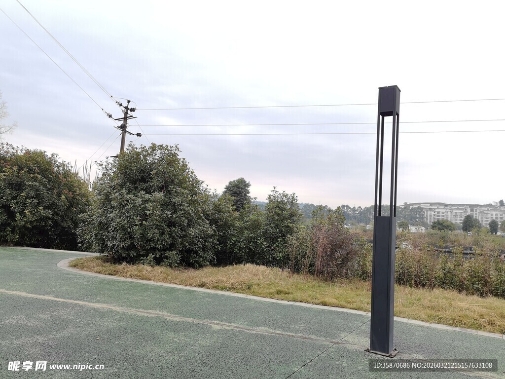 户外空旷场地中的黑色灯柱