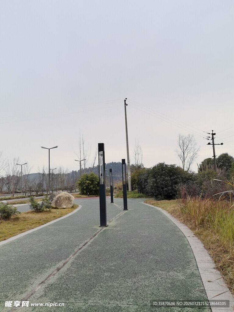 户外空旷道路风景一瞥