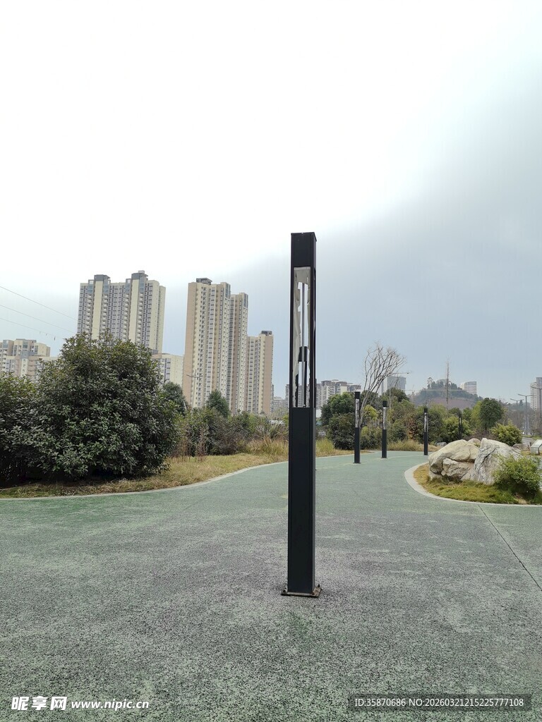 户外公园中的黑色路灯杆