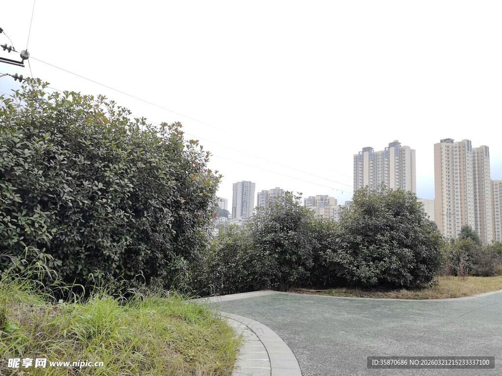 城郊蜿蜒小路与林立高楼