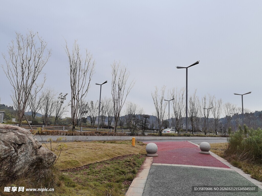 城郊空旷的多彩步道景观