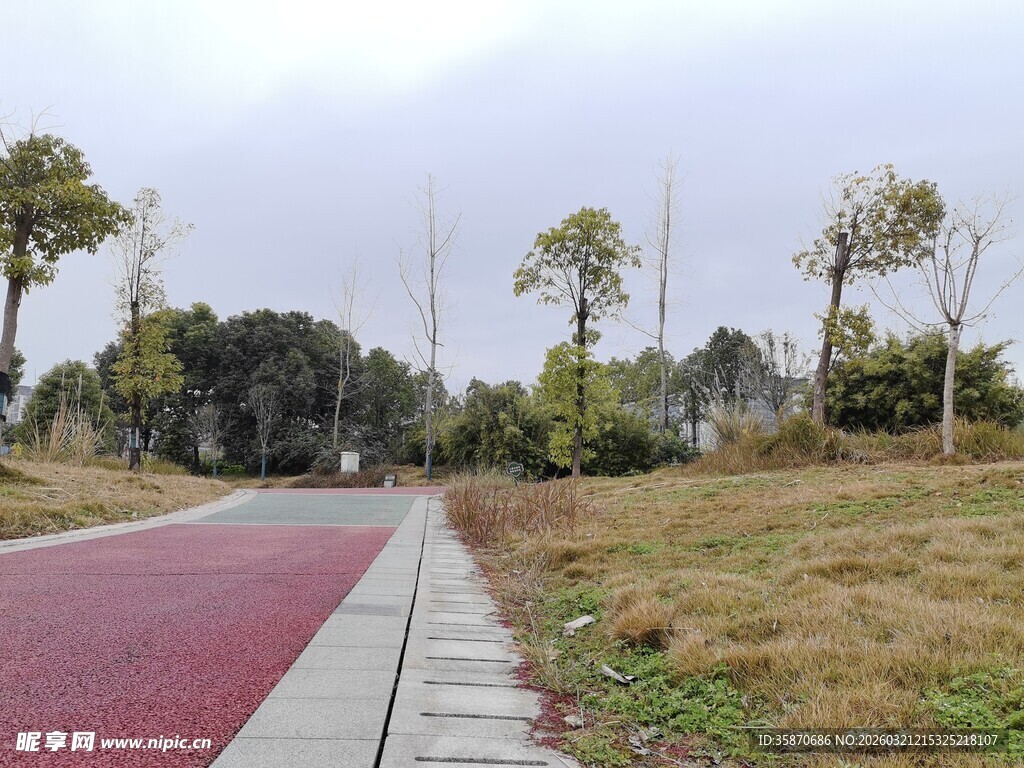城郊红色步道与周边景致