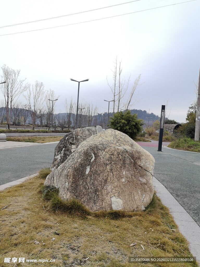 路边巨石景观