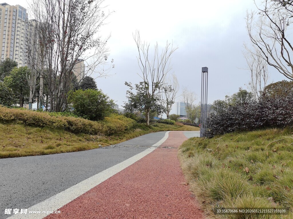 城市中的彩色步道景观