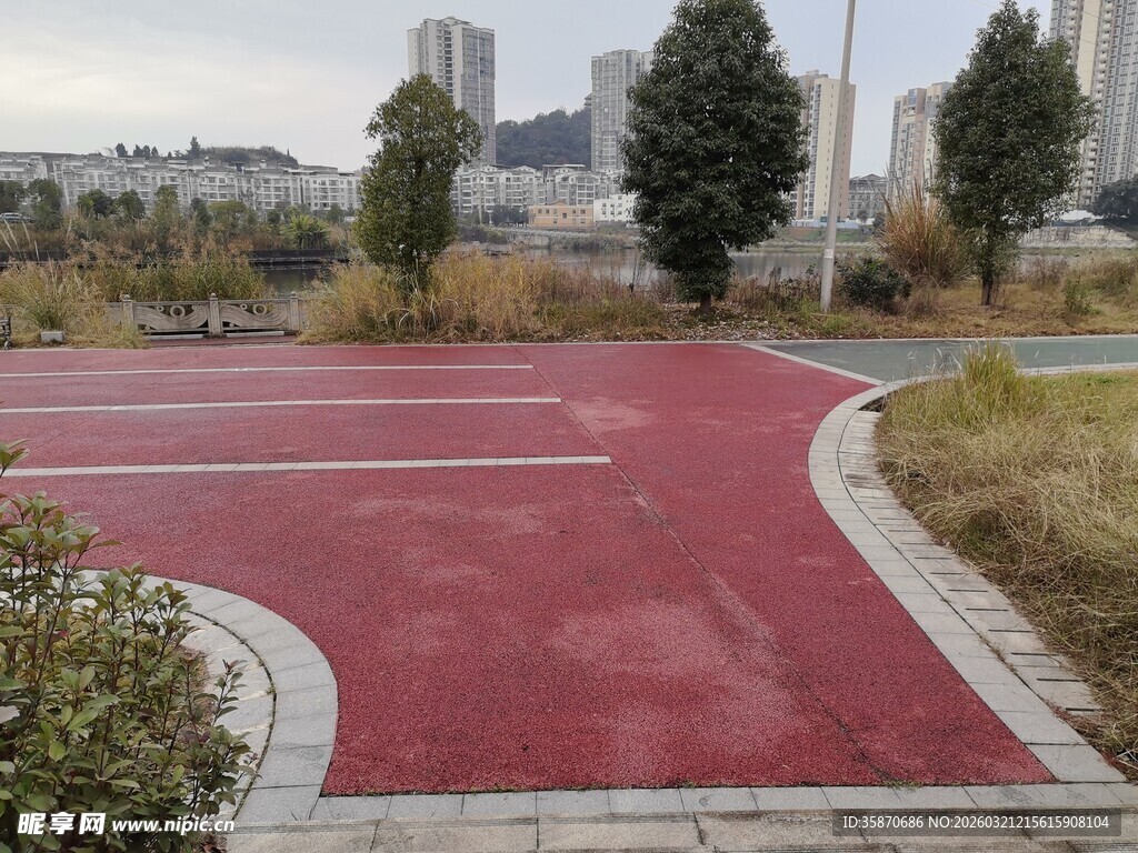 红色塑胶道路景观