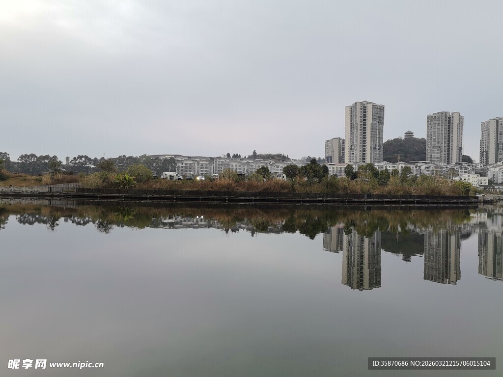 城市河畔风景倒影