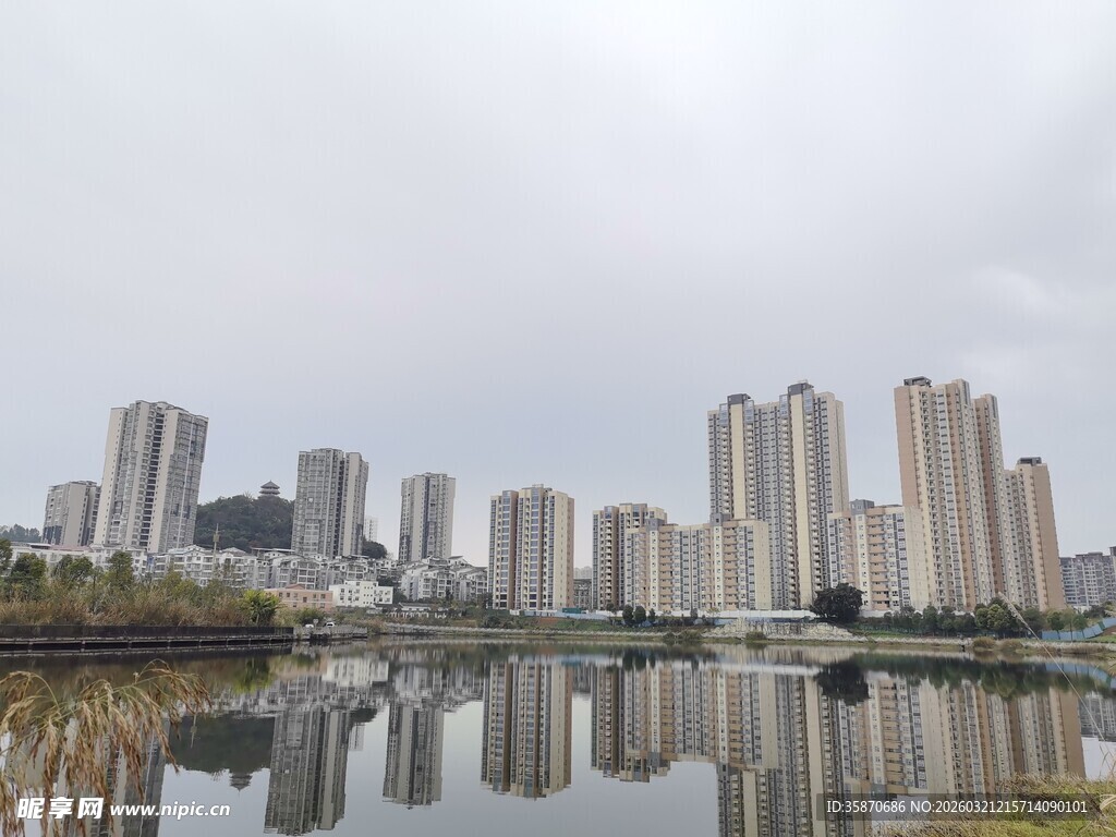 湖畔高楼倒影城市风景