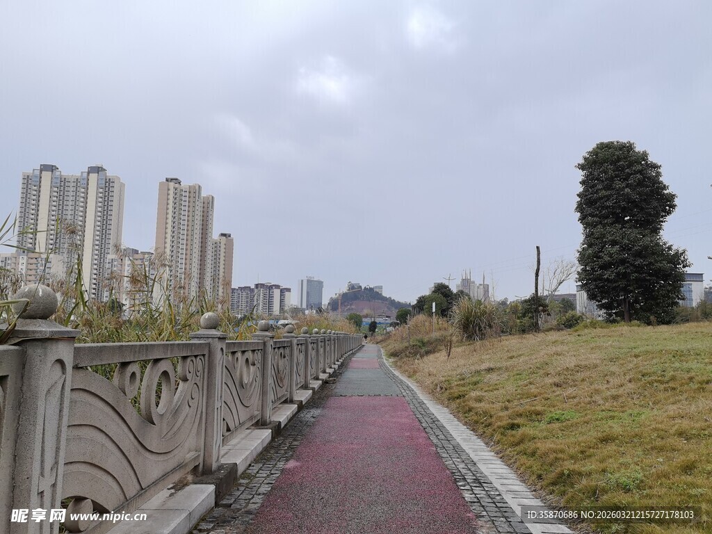 城市河畔的漫步小道