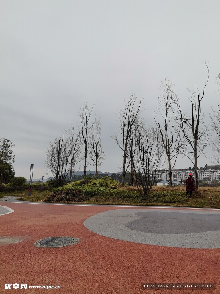 户外空旷的休闲运动场地