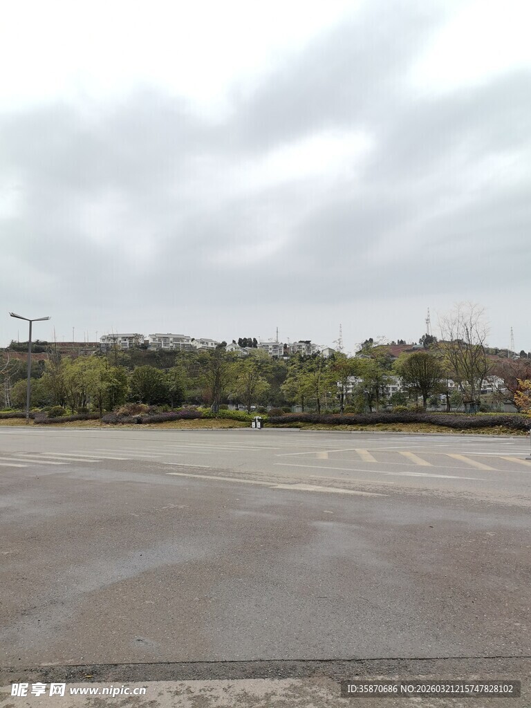 空旷户外场地远处有树木