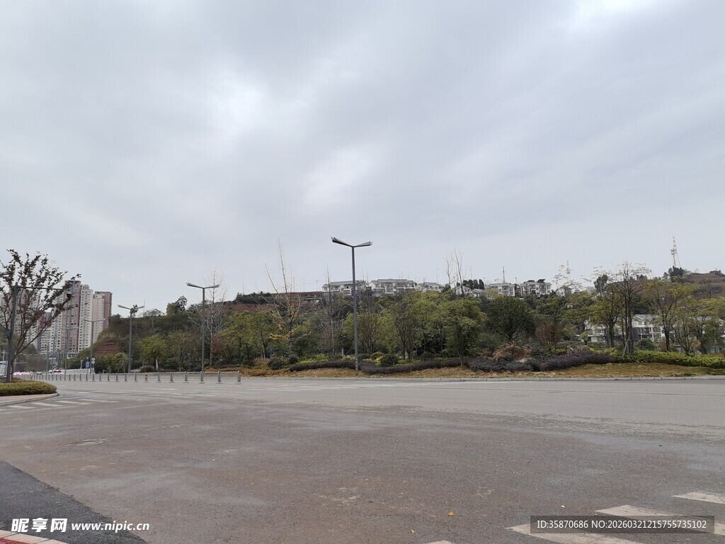 空旷道路与周边绿化景观