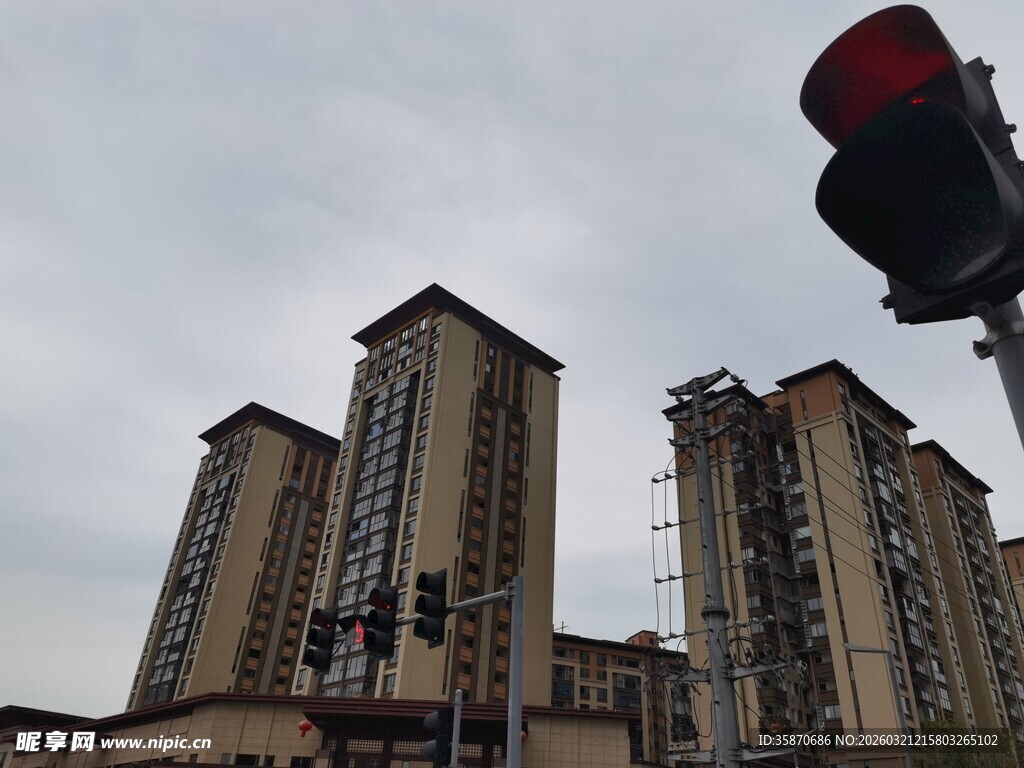 城市高楼与交通信号灯