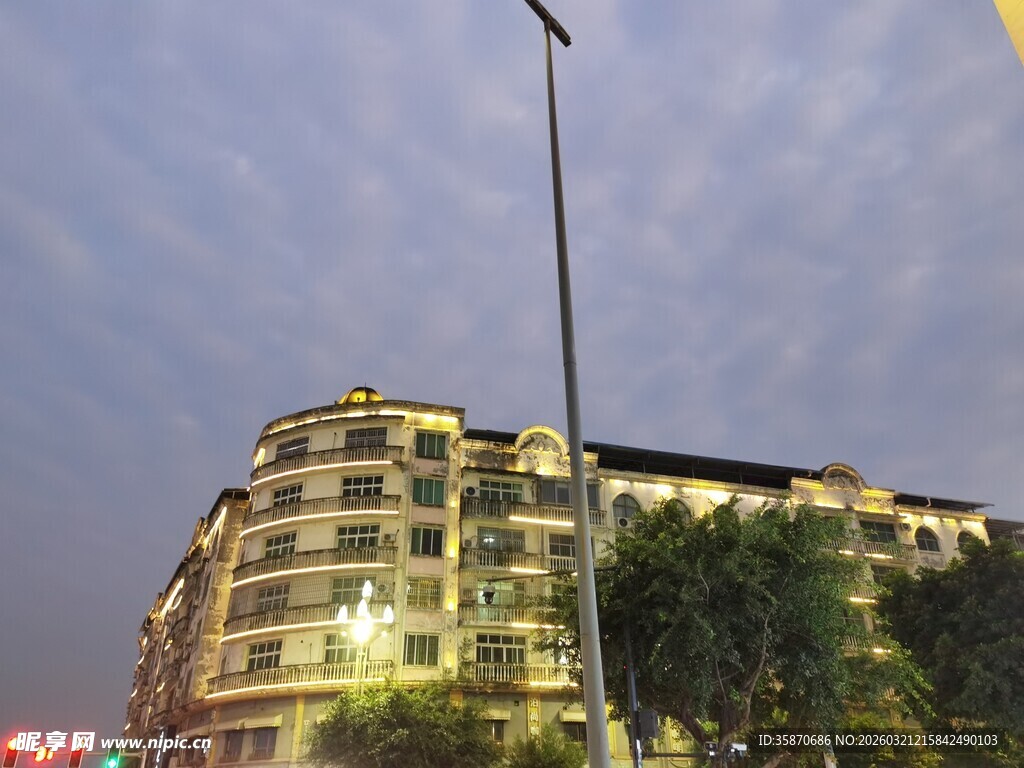 城市夜景中的独特建筑