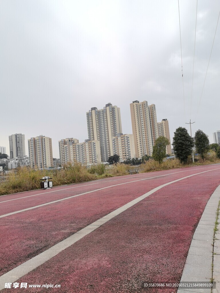 城市中的红色步道景观
