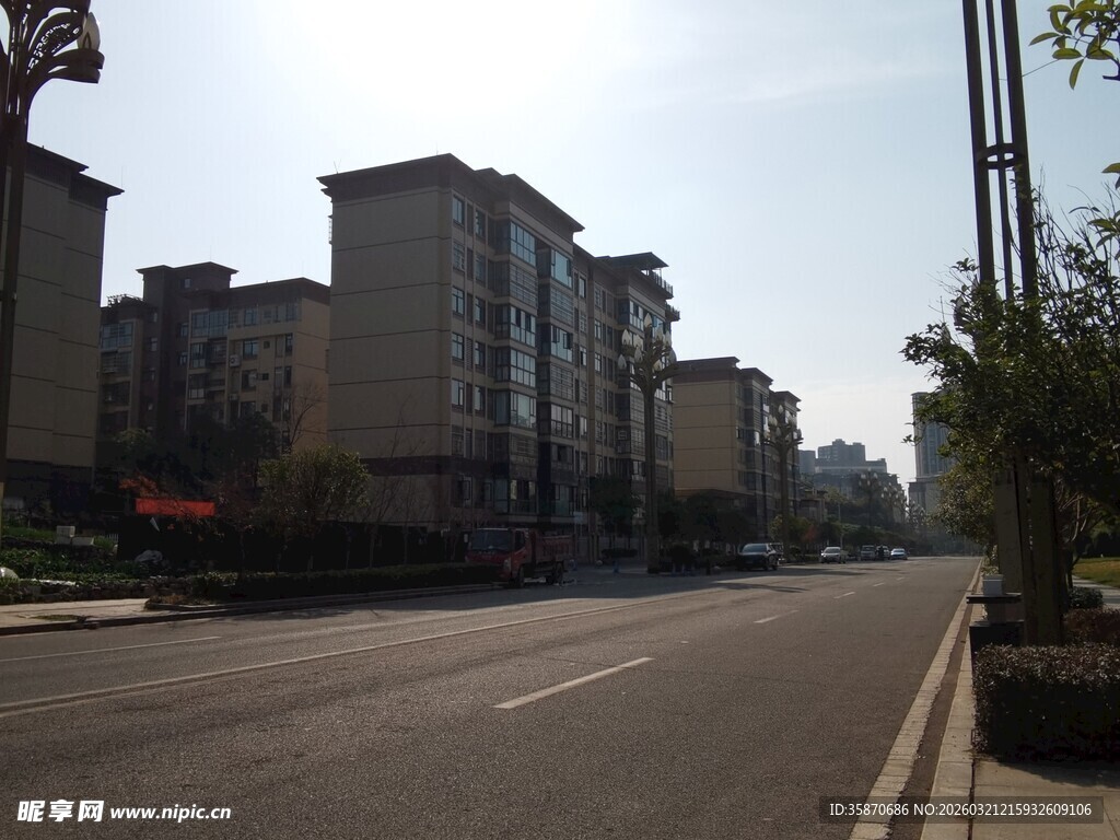 城市街道旁的高楼景观