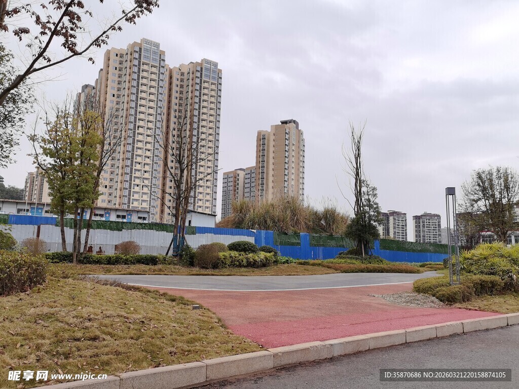 城市中色彩鲜艳的道路景观