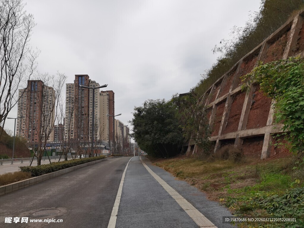 城市荒废道路旁的老旧建筑