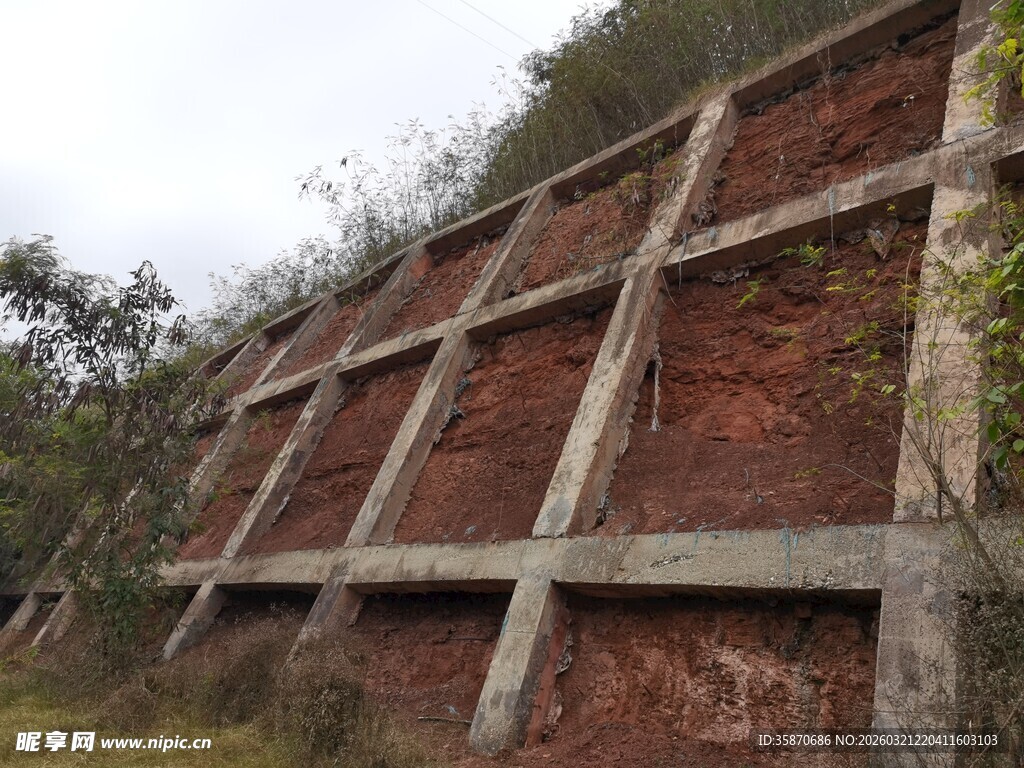 老旧石砌挡土墙景观