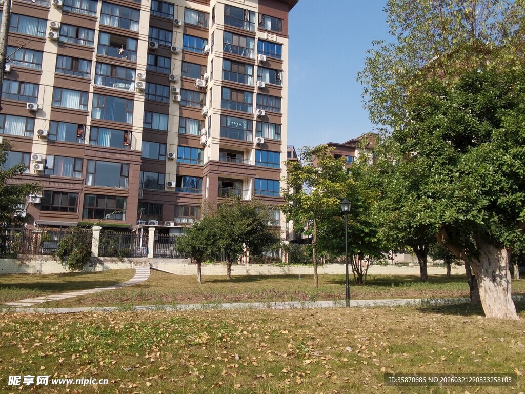 现代高层住宅旁的绿地景观