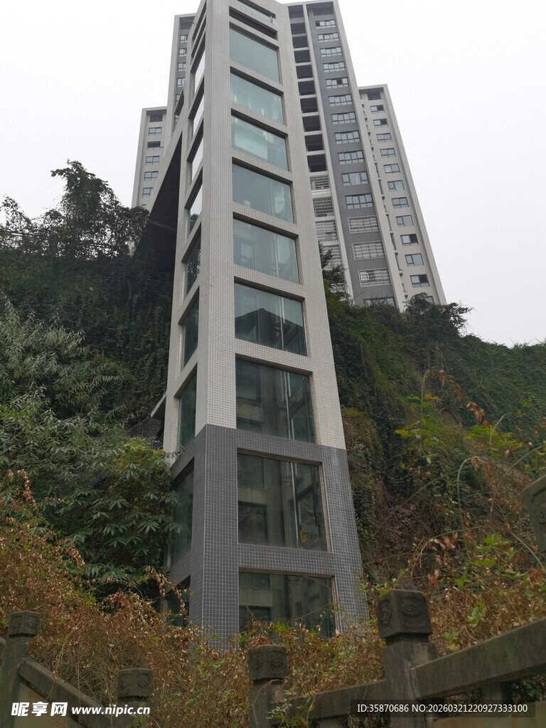 山坡上的现代高层住宅