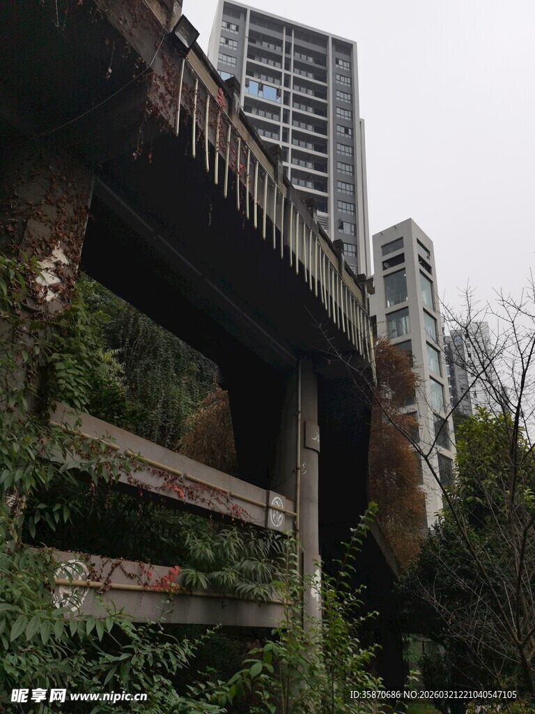 废弃桥梁与城市高楼景观