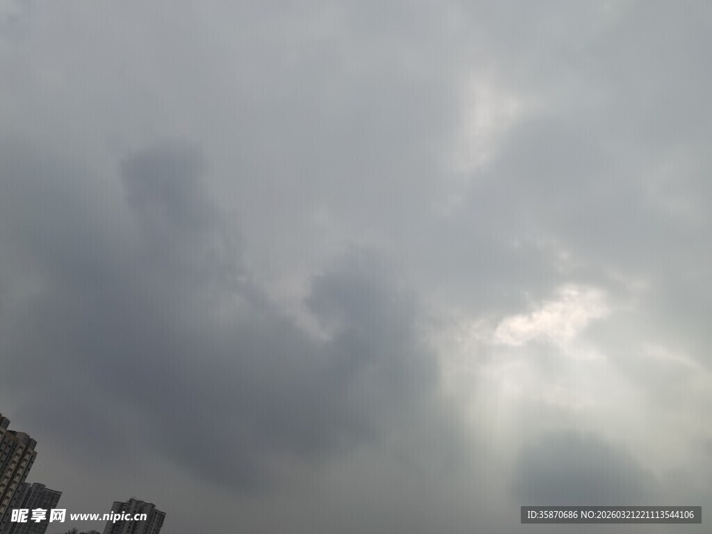 阴云密布下的城市天际线