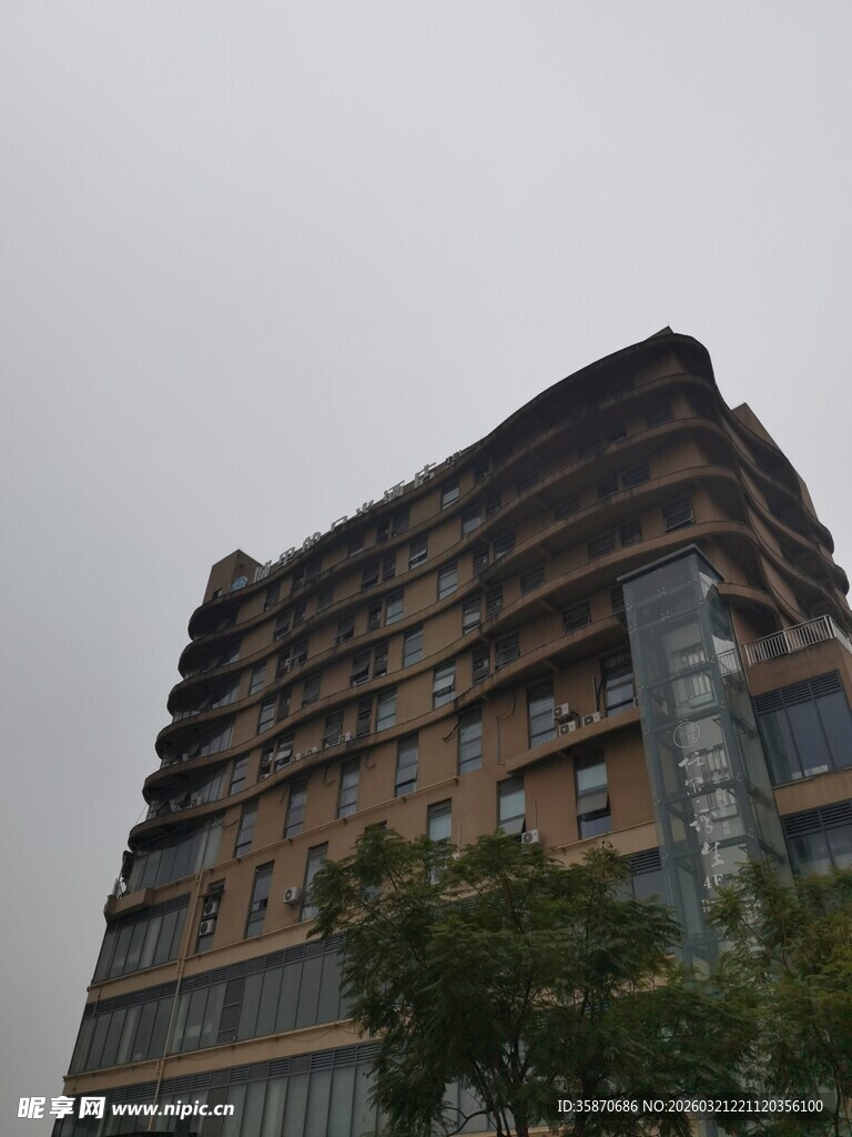 城市中造型独特的高楼大厦