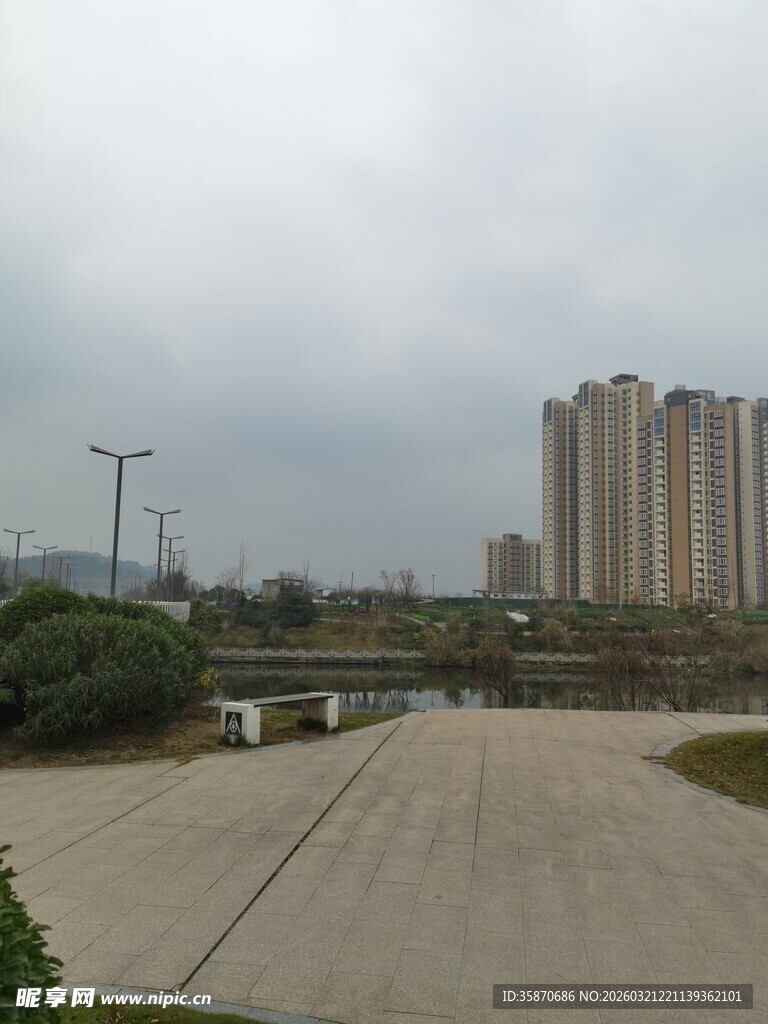 城市空旷场地与远处高楼