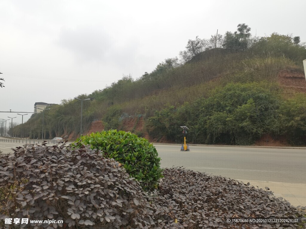 公路旁的碎石与绿植景观