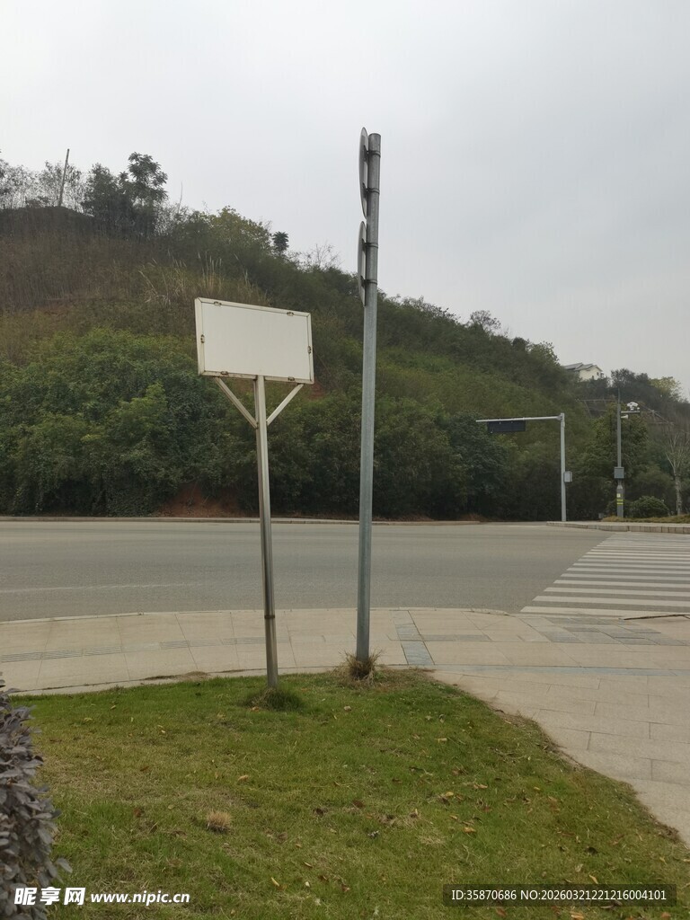 路边空白指示牌
