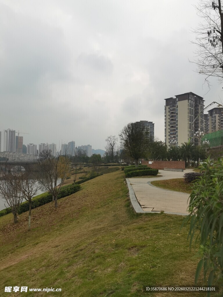 城市河畔公园景致