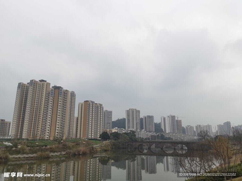 城市河畔高楼景观