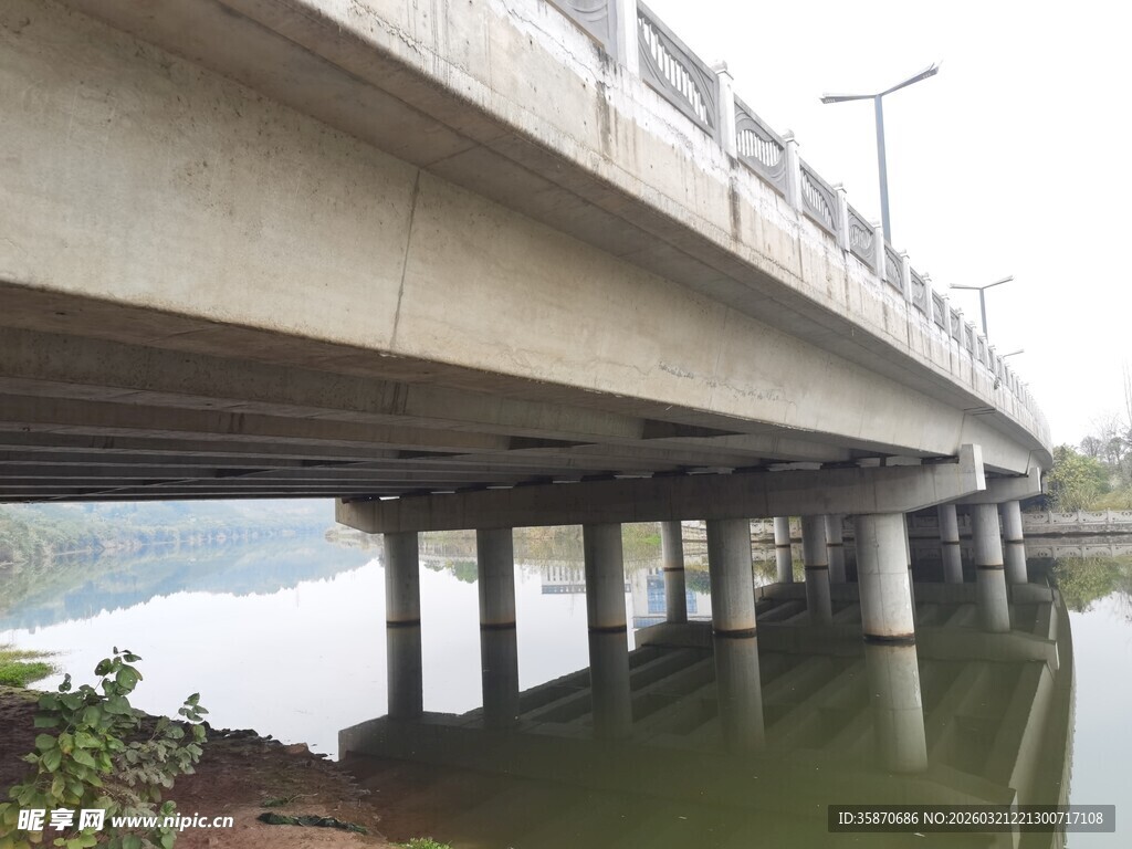 桥梁与桥下河畔风景