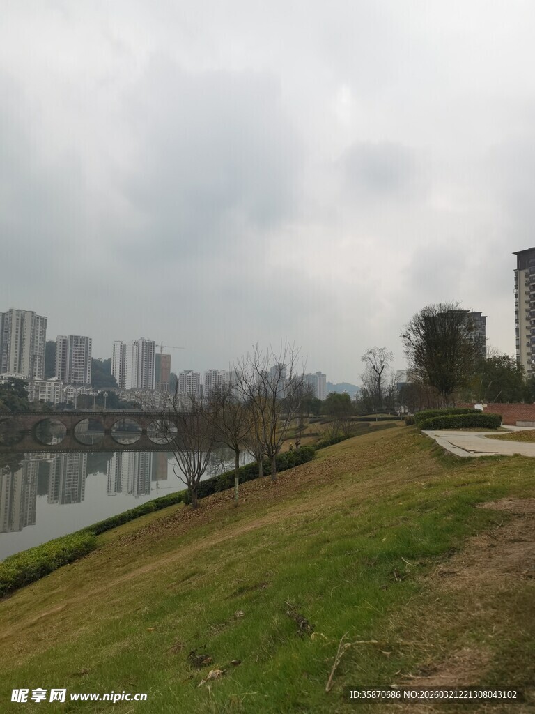 城市河畔风光