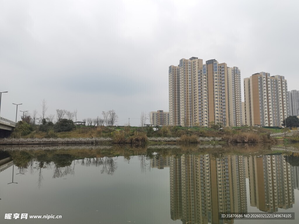 湖畔高楼倒影风景如画