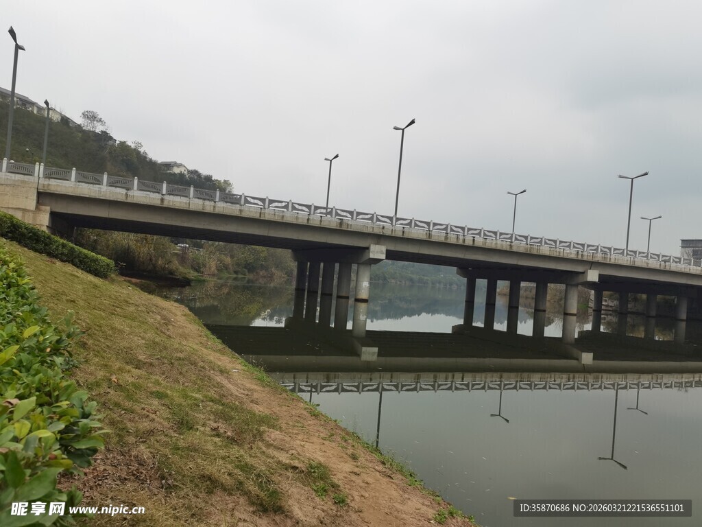 河畔桥梁与水面风景