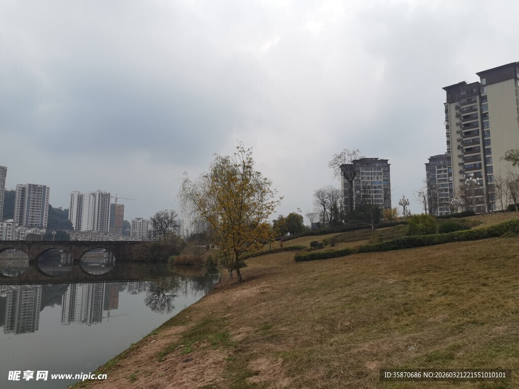 河畔城市风光