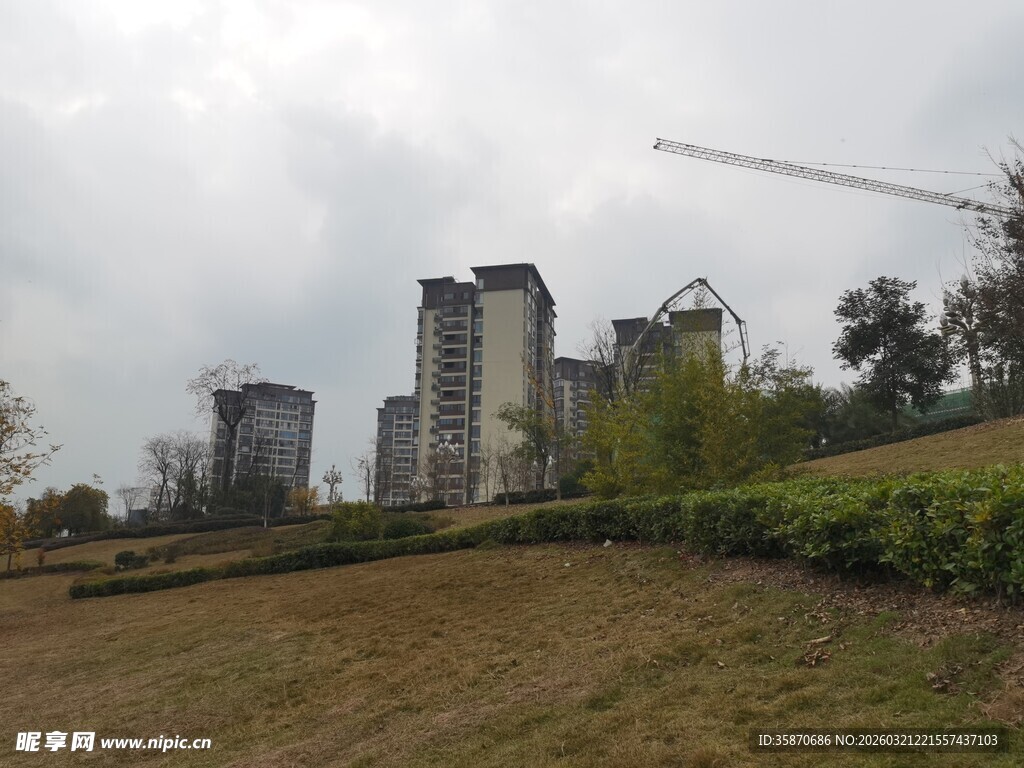 城郊在建高楼与开阔草地