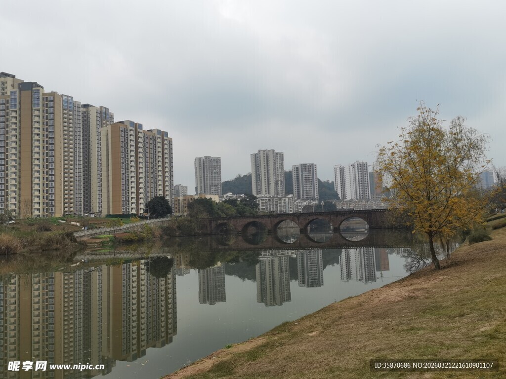 城市河畔风光