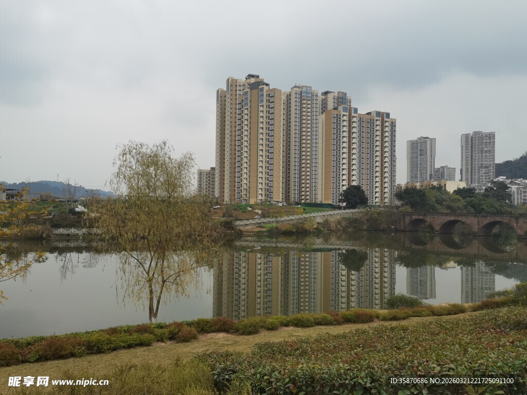 湖畔高楼林立的城市风光