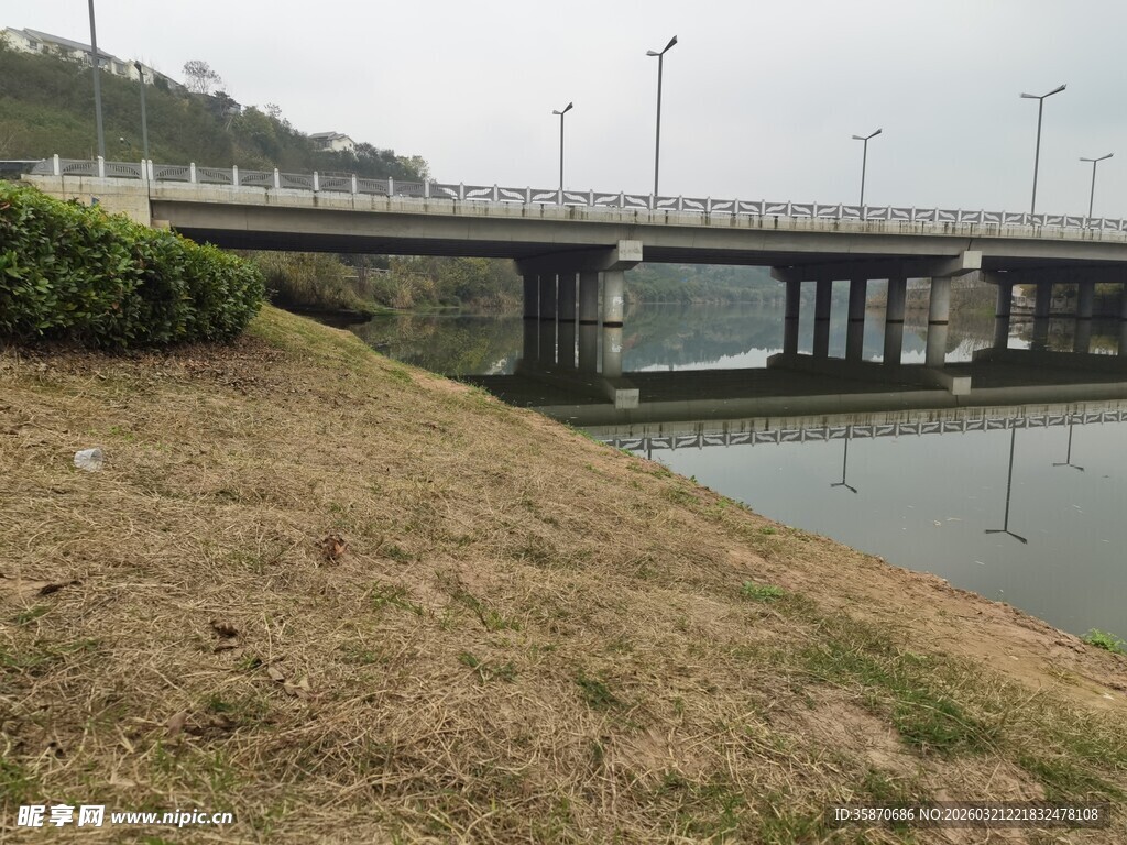 河畔桥梁风景