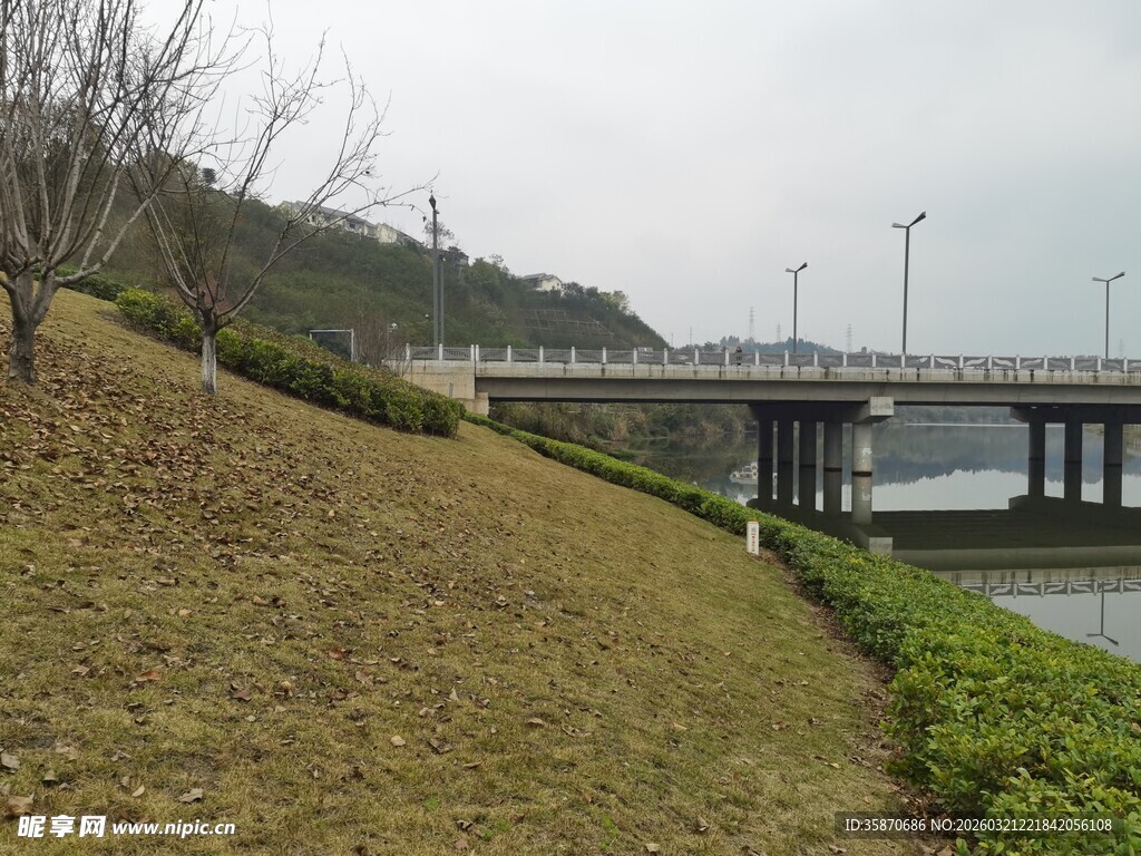 河畔桥梁边的冬日景致