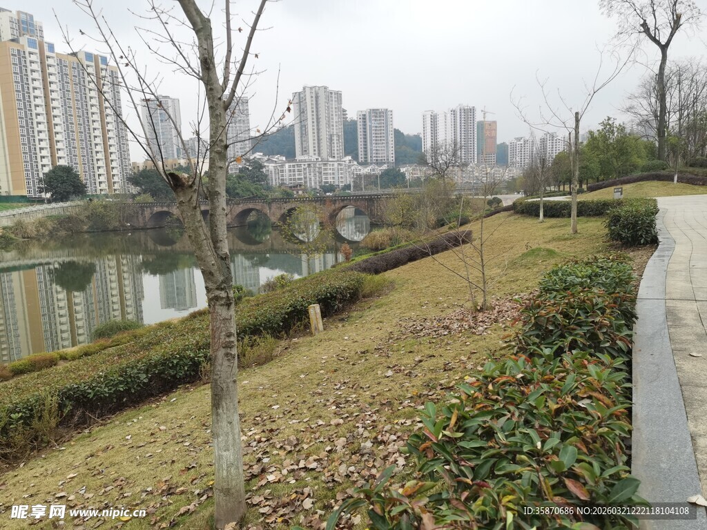 城市河畔冬日景观