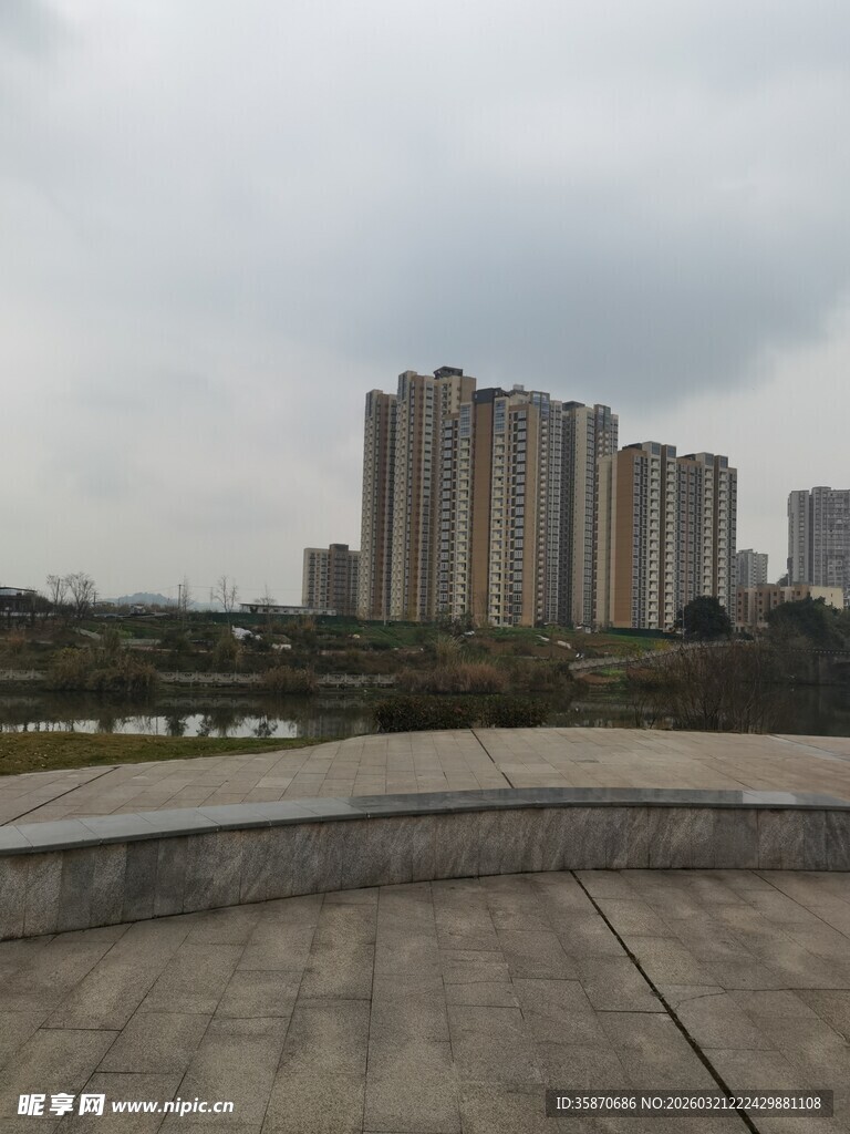 城市高楼与开阔平台景观