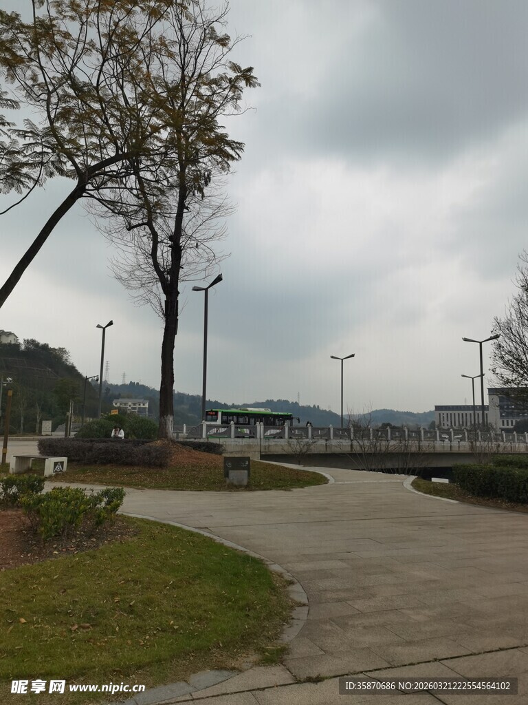 阴天的户外道路及周边景