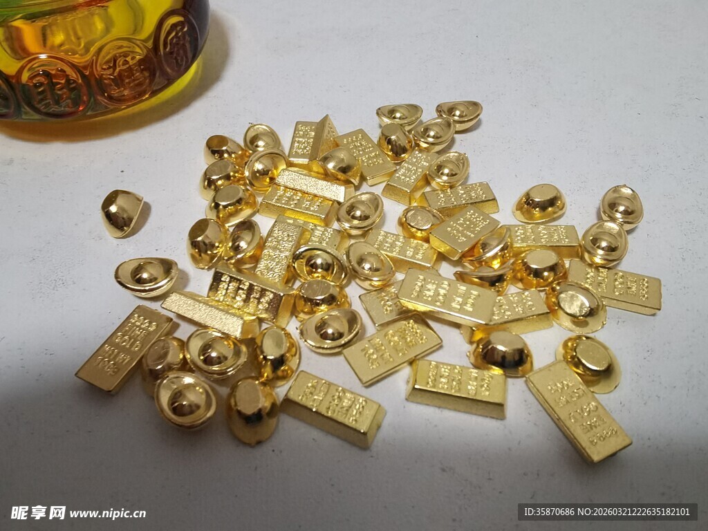一堆精致的金色仿真金条